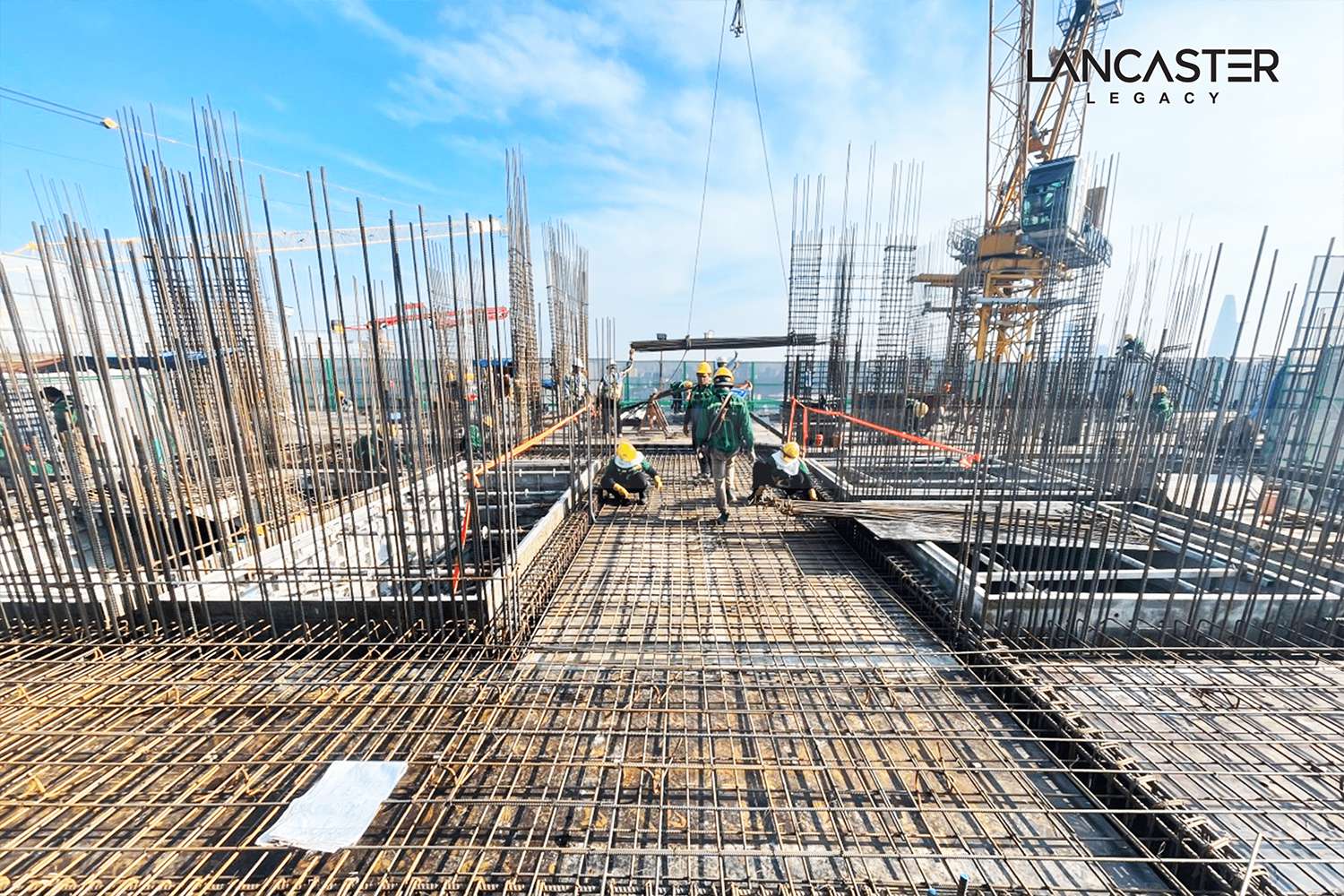 The construction team is preparing for the concrete floor of the next floor. 