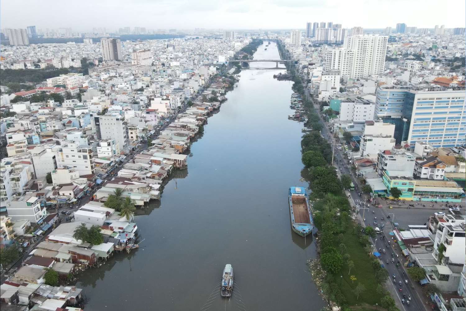 Hiện trạng hai bờ kênh Tẻ với bên phải là quận 4, bên trái là quận 7, phía trước là cầu Kênh Tẻ.