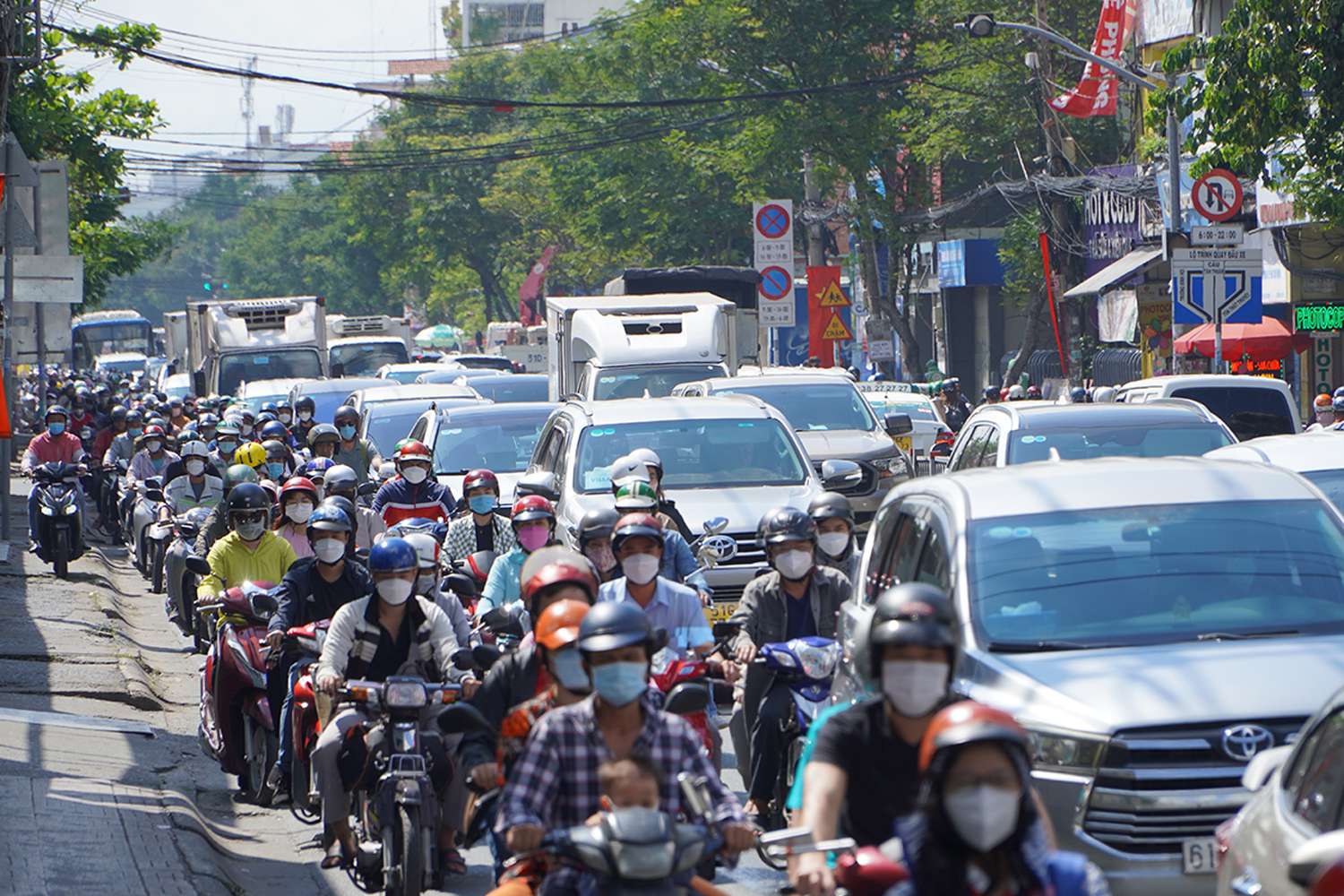 In the other direction, Nguyen Tat Thanh street linking the South through the city center is also seriously overloaded and often congested.