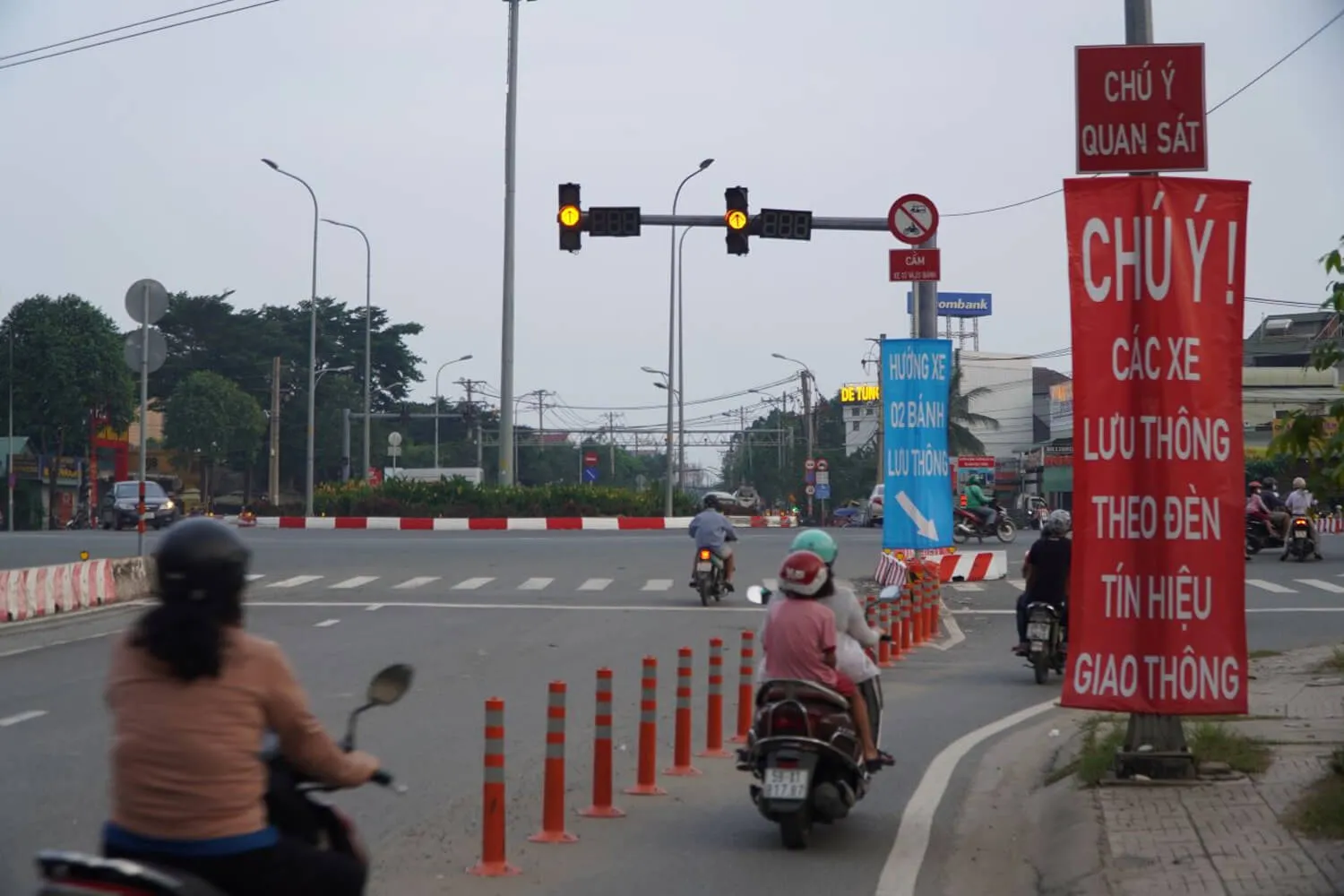 Traffic at Phu Huu roundabout, Phu Huu ward